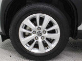 純正アルミホイールは精度が高く、走行の安定性が優れています。タイヤサイズ205/65R16