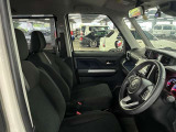 運転席の画像です。足元やシートまわりに余裕があり、リラックスした姿勢で運転が可能です。視界も良好で操作系へのアクセスもしやすく、快適で安心感のあるドライブをサポートします。