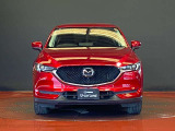 マツダCX-5のフロントマスクは、立体感のあるグリルと精悍なヘッドランプが上質な存在感を演出します。魂動デザインによる洗練された風格と力強さを兼ね備えた姿を、ぜひ店頭でお確かめください。
