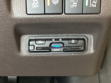 ハンドルの右下にETCがついています。高速道路の料金所の通過も楽々です!。 カードの取り出しもしやすい場所についています。