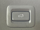 【パワーバックドア】スマートキーや運転席のボタンを押すだけでリアゲートが自動で開閉します!荷物を持っている時や、高い位置にあるバックドアを閉める際に便利な機能です♪