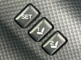 【メモリー機能付きパワーシート】ドライバーごとに設定したシート位置を記憶して、ボタン一つで切り替えできる便利な機能!運転する方が複数名いらっしゃるご家庭におすすめです♪