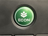 ECON モードをON にするとアクセルペダルの動きに対するエンジンの反応とエアコンの制御を切り換えることで、燃費のいい運転をするドライバーがペダルを踏んだ時と同じようにエンジンを制御します。