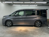限られたスペースでも、スライドドアなら開閉がスムーズ!隣の車や壁にぶつかる心配がありません。