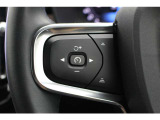 ステアリング左のスイッチは、設定された速度に自動調整しながら前方車両に追随できるアダプティブコントロールと車線の中央を走るようステアリングをコントロールするパイロットアシストのスイッチとなります。