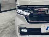 【LEDヘッドライト】悪天候や夜間走行時も良好な視界を確保し安心して運転できる高輝度LEDヘッドライトを装備!点灯速度が早く、消費電力も抑えられています。