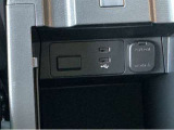 USBポート2個 電源ソケットが装着されています。