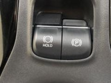 HOLD機能付き。HOLD機能を使用すると、信号待ちなどでフットブレーキから足を放しても、車は動かずそのまま停止をしてくれます。ドライブなど足が疲れた時には、大変便利な機能です。
