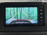 【バックカメラ】駐車時に後方がリアルタイム映像で確認できます。大型商業施設や立体駐車場での駐車時や、夜間のバック時に大活躍!運転スキルに関わらず、今や必須となった装備のひとつです!