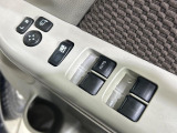 【電動格納ミラー】サイドミラーは電動格納式となっており、狭い駐車場でもキズがつくリスクを抑えられます。