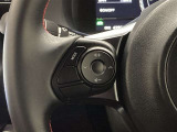 ステアリングスイッチ付き。前方から目を離すことなくオーディオ操作をすることが可能です。