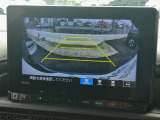 バック駐車が苦手な方や、初めてのお車で不安な方も安心。後方の映像をナビ画面に表示するため、周囲を確認しながらスムーズに駐車できます。