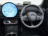 運転に必要な情報はヘッドアップディスプレイ、中央ディスプレイからタッチパネルで操作します。