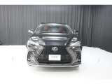 エクステリアは、一目でLEXUSとわかるスピンドルグリルを起点に、人が乗るキャビンの前後を大胆に絞り込んだ菱形のボディと力強く張り出したホイールフレアを融合させ、タイヤの存在を強調しています。