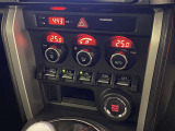 左右独立温度コントロールフルオートエアコンです。運転席、助手席それぞれで独立して温度設定ができます。冷え性の方が乗っても安心ですね♪
