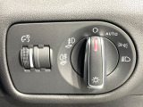 【オートライト】周りの明るさに応じて自動でヘッドライトの点灯・消灯ができる機能です!ライトの付け忘れ・消し忘れなどが無くなり、雨の日や夕方の走行も安心!トンネル通過時も便利ですね♪