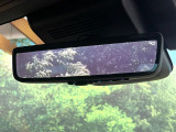【デジタルインナーミラー】後席の大きな荷物や同乗者で後方が確認しづらい時でも安心!カメラが撮影した車両後方の映像をルームミラー内に表示。クリアな視界で状況の確認が可能です!