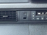 充電用USB端子付き。スマートフォンなどの充電に便利です。  USBジャック。