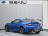 安全性能に強いこだわりを持つスバル車は、スポーティな外観デザインながらピラー(柱)形状やドアミラーの位置を工夫し、全方位での死角を低減しています。