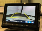 リバースギアに入れるだけで後方の表示へ切り替わります。夜間や雨の日の駐車も楽になりますよ。
