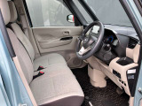 広々としたガラスエリアで周りがよく見渡せるので、小柄な方でも運転しやすい見晴らしのいい運転席
