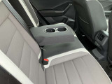 長時間運転でも疲れにくい設計の高品質シートを採用。姿勢が自然に決まり、街乗りから高速道路まで快適なドライブをサポートします。