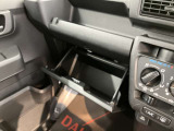 車両状態証明書修復歴の有無も一目瞭然。機能や内装・外装、走行距離、修復歴の有無をチェックし、クルマの状態を10段階にした車両状態証明書。数字や記号を使ってわかりやすく表示しています。