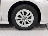 樹脂キャップ付きアルミホイールを装備、タイヤサイズは195/65R15です。