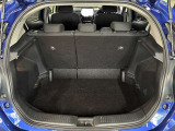 トランク収納スペースをご確認ください。荷物の積み下ろしがしやすい広さを確保しており、日常使いからレジャーまで幅広く活用できます。
