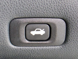 ボタン一つでトランクオープンが可能!車内から操作できる為、非常に便利な装備の一つとなります!