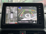アラウンドビューモニターです。4つのカメラからの映像を合成・処理することで空から見下ろすような視点で周囲を確認でき、駐車時のクルマの位置確認がスムーズになります。
