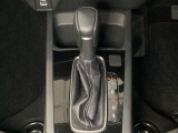 CVT車のセレクトレバーです。低速から高速まで、変速ショックのないスムーズな走りと、エンジン効率のよい領域を維持して燃費にも貢献します。