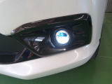 LEDフォグライト。LEDならではのシャープで白い光を放ち、悪天候時の前方視界を強力にサポートします。低消費電力なのも特徴です。
