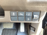 駐車や出庫時に障害物が接近するとお知らせしてくれるパーキングセンサーシステムつき。