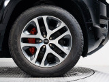 20インチホイール装備!力強さと重厚感を感じさせる立体感のあるスポーク、車体全体のバランスを考慮した洗練されたデザイン性でディフェンダーの魅力を際立たせます!