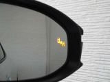 隣車線を走る車両をレーダーで検知し、ドアミラーでは確認しにくい後側方エリアに存在する車両に加え、急接近してくる車両も検知します。車両を検知するとドアミラーに搭載されたLEDインジケーターが点灯します。