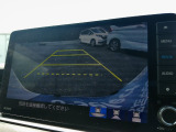 バック駐車が苦手な方や、初めてのお車で不安な方も安心。後方の映像をナビ画面に表示するため、周囲を確認しながらスムーズに駐車できます。