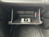 【グローブボックス】大容量のグローブボックスです!!車検証ケース他、日頃使う小物類の収納スペースもたくさんあります!
