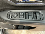 電動格納式リモコンドアミラーと、パワーウィンドウスイッチ等は運転席ドアにあります。