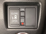 左側電動スライドドアは運転席からでも操作ができるように、ハンドル付近に開閉の操作スイッチが付いています。