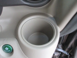 片側電動スライドドア。荷物で手が塞がる時など簡単にドアの開閉が出来ます。何より力いらずで開閉OK。女性やお年寄りにも優しい。電動機能はOFFにもできますから元気なお子様の駆け出しも安心。