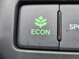 ワンタッチで省燃費走行をサポートするECONスイッチを装備。