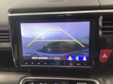 【バックカメラ】運転が苦手な方も車庫入れラクラクです!ギアをリバースに入れれば自動的に切り換わりますので、面倒な操作は不要です♪狭い駐車場もお車を傷つけず安心ですね!