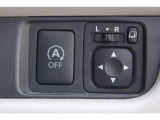 運転席からサイドミラーの角度調整ができます。駐車時には折り畳める電動格納式ミラーです。