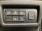 運転席脇のクラスタースイッチ部分にはカメラ切り替えスイッチ、パーキングセンサー、その他走行系スイッチを集中配置しております。