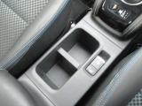 運転席助手席で使用できるドリンクホルダーです。