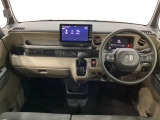 車内は光触媒抗菌消臭施工済です。スタイリッシュなデザインで暖かみのあるインパネ周りを演出します。グローブボックスやカップホルダーのほかにトレーなどたくさんの収納スペースが装備されています。