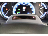 【ドライバーモニター】搭載です。目の開閉状態や視線方向、顔の向きや運転姿勢からドライバーの運転状態を検知。脇見・閉眼状態を検知した場合などにはドライバーに警告してくれます。