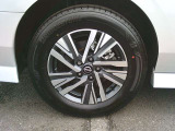 純正アルミホイ-ル付きです。タイヤサイズは、205/65R16です。
