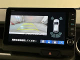 リバースギアに入れるだけで後方の表示へ切り替わります。夜間や雨の日の駐車も楽になりますよ。